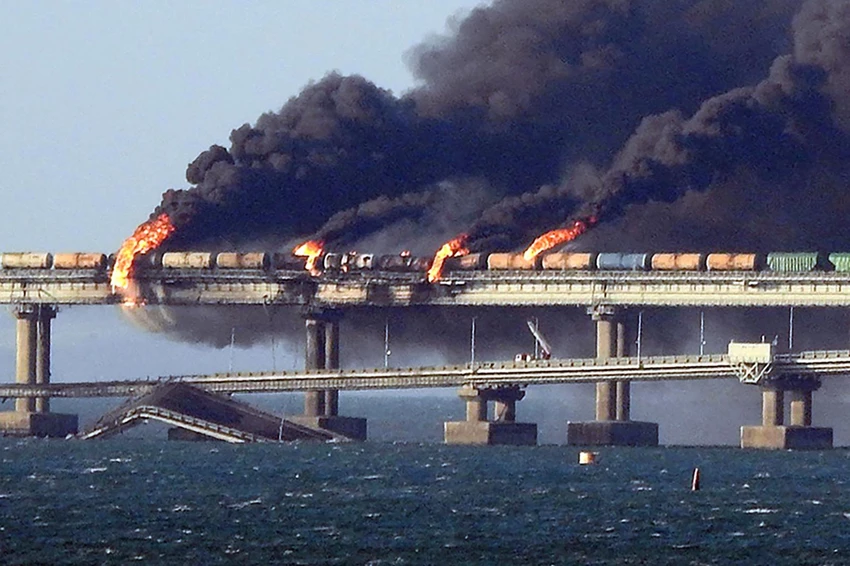 Khói đen bốc lên sau khi một chiếc xe tải đi trên cầu Crimea phát nổ hôm 8-10. Ảnh: AFP Khói đen bốc lên sau khi một chiếc xe tải đi trên cầu Crimea phát nổ hôm 8-10. Ảnh: AFP