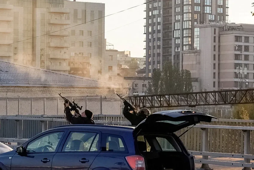 Cảnh sát ở thủ đô Kiev nhắm bắn UAV Nga hôm 17-10 và UAV này được cho là loại Shahed-136 do Iran sản xuất. Ảnh: REUTERS Cảnh sát ở thủ đô Kiev nhắm bắn UAV Nga hôm 17-10 và UAV này được cho là loại Shahed-136 do Iran sản xuất. Ảnh: REUTERS