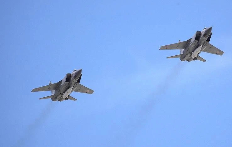Tiêm kích MiG-31 mang tên lửa siêu thanh Kinzhal. Ảnh: TASS Tiêm kích MiG-31 mang tên lửa siêu thanh Kinzhal. Ảnh: TASS