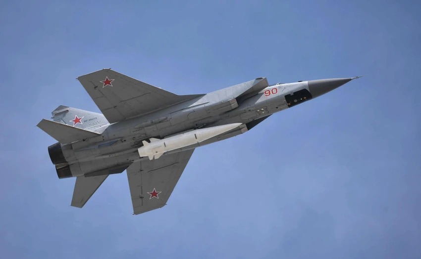 Tên lửa đạn đạo siêu thanh Kinzhal trên tiêm kích đánh chặn MiG-31. Ảnh: WIKIPEDIA Tên lửa đạn đạo siêu thanh Kinzhal trên tiêm kích đánh chặn MiG-31. Ảnh: WIKIPEDIA