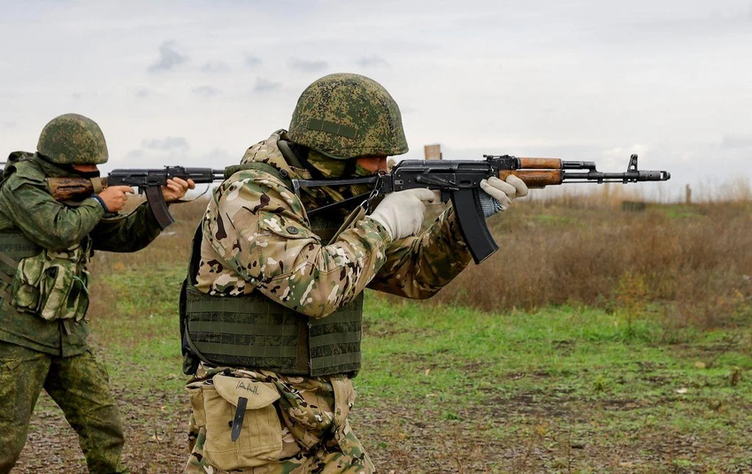Quân dự bị Nga được huấn luyện ở tỉnh Donetsk vào ngày 10-10. Ảnh: REUTERS Quân dự bị Nga được huấn luyện ở tỉnh Donetsk vào ngày 10-10. Ảnh: REUTERS