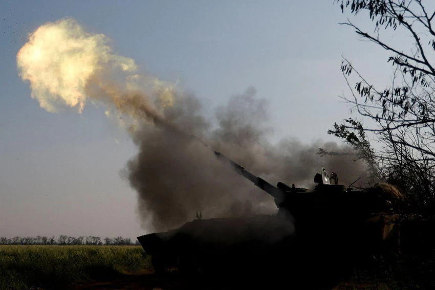 Lính Ukraine bắn pháo tự hành vào các mục tiêu Nga ở tỉnh Mykolaiv ngày 2-11. Ảnh: REUTERS Lính Ukraine bắn pháo tự hành vào các mục tiêu Nga ở tỉnh Mykolaiv ngày 2-11. Ảnh: REUTERS