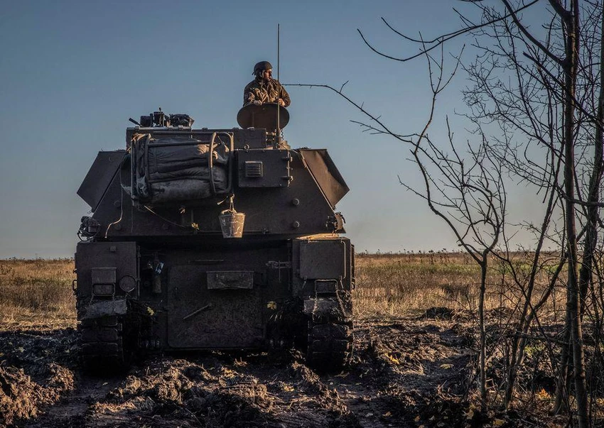 Lính Ukraine lái pháo tự hành Krab ở Donetsk ngày 8-11. Ảnh: REUTERS Lính Ukraine lái pháo tự hành Krab ở Donetsk ngày 8-11. Ảnh: REUTERS