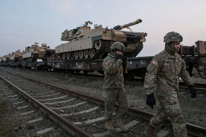 Lính Mỹ bên cạnh xe tăng M1 Abrams tanks tại căn cứ không quân Mihail Kogalniceanu, Romania vào tháng 2-2017. Ảnh: REUTERS Lính Mỹ bên cạnh xe tăng M1 Abrams tanks tại căn cứ không quân Mihail Kogalniceanu, Romania vào tháng 2-2017. Ảnh: REUTERS