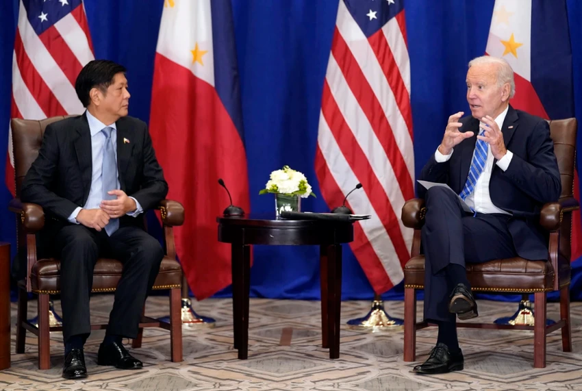 Tổng thống Philippines - ông Ferdinand Marcos Jr. (trái) gặp Tổng thống Mỹ Joe Biden vào hồi tháng 9 bên lề hội nghị Đại Hội đồng Liên Hợp Quốc. Ảnh: AP Tổng thống Philippines - ông Ferdinand Marcos Jr. (trái) gặp Tổng thống Mỹ Joe Biden vào hồi tháng 9 bên lề hội nghị Đại Hội đồng Liên Hợp Quốc. Ảnh: AP