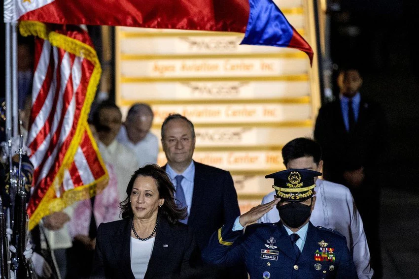 Phó Tổng thống Kamala Harris và phu quân Doug Emhoff đến thăm Philippines. Ảnh: REUTERS Phó Tổng thống Kamala Harris và phu quân Doug Emhoff đến thăm Philippines. Ảnh: REUTERS