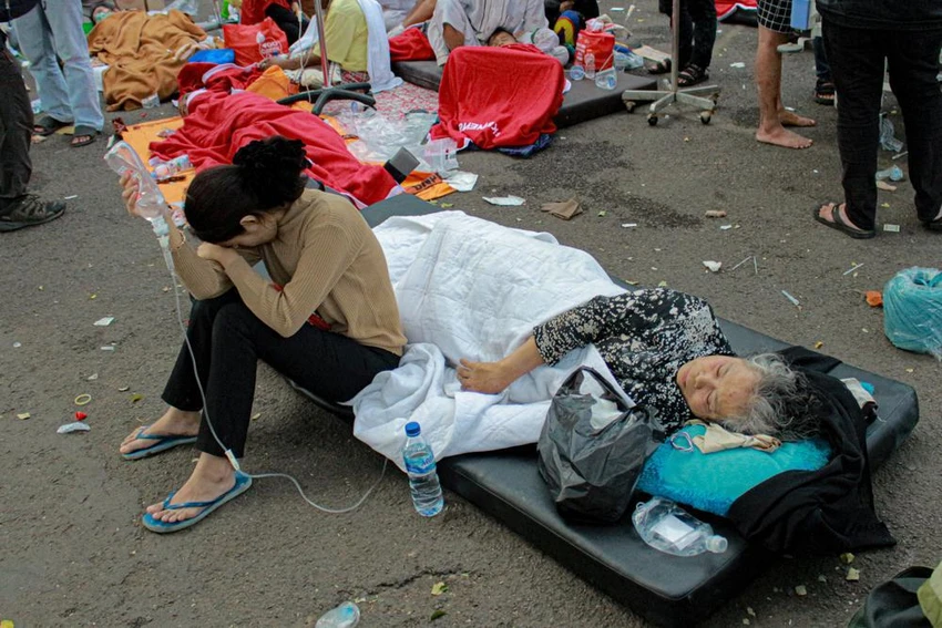 Những người bị thương sau trận động đất được điều trị bên ngoài một bệnh viện ở Cianjur, Tây Java. Ảnh: AP Những người bị thương sau trận động đất được điều trị bên ngoài một bệnh viện ở Cianjur, Tây Java. Ảnh: AP