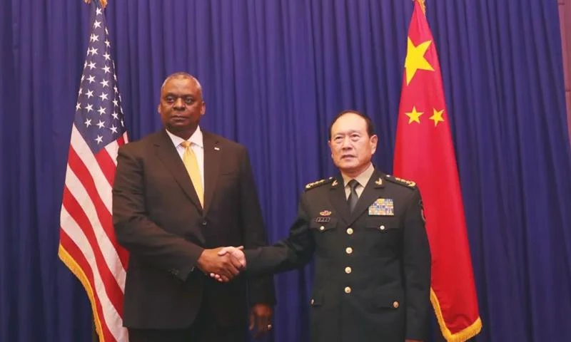 Bộ trưởng Bộ Quốc phòng Mỹ Lloyd Austin (trái) gặp người đồng cấp Trung Quốc Ngụy Phượng Hòa. Ảnh: BỘ QUỐC PHÒNG TRUNG QUỐC Bộ trưởng Bộ Quốc phòng Mỹ Lloyd Austin (trái) gặp người đồng cấp Trung Quốc Ngụy Phượng Hòa. Ảnh: BỘ QUỐC PHÒNG TRUNG QUỐC
