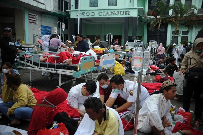 Các bác sĩ điều trị cho bệnh nhân ở bên ngoài bệnh viện. Ảnh: REUTERS Các bác sĩ điều trị cho bệnh nhân ở bên ngoài bệnh viện. Ảnh: REUTERS