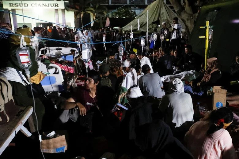 Người bị thương được điều trị ở bên ngoài bệnh viện ở Cianjur, Tây Java. Ảnh: REUTERS Người bị thương được điều trị ở bên ngoài bệnh viện ở Cianjur, Tây Java. Ảnh: REUTERS