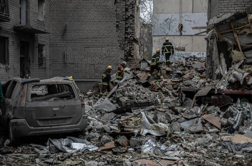 Cơ sở hạ tầng ở TP Mykolaiv, tỉnh Mykolaiv hư hại do pháo kích hôm 11-11. Ảnh: THE NEW YORK TIMES Cơ sở hạ tầng ở TP Mykolaiv, tỉnh Mykolaiv hư hại do pháo kích hôm 11-11. Ảnh: THE NEW YORK TIMES