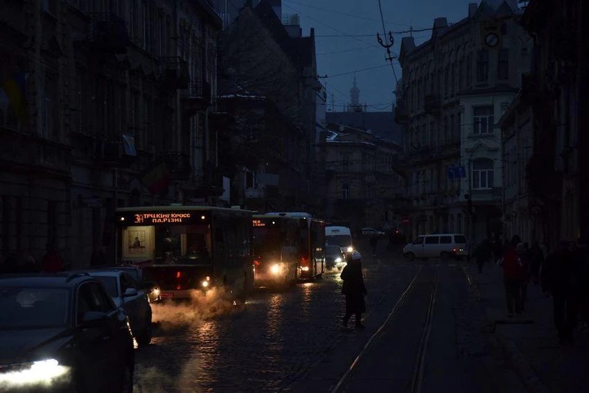 TP Lviv (tỉnh Lviv) mất điện hôm 23-11 do bị Nga pháo kích. Ảnh: REUTERS TP Lviv (tỉnh Lviv) mất điện hôm 23-11 do bị Nga pháo kích. Ảnh: REUTERS