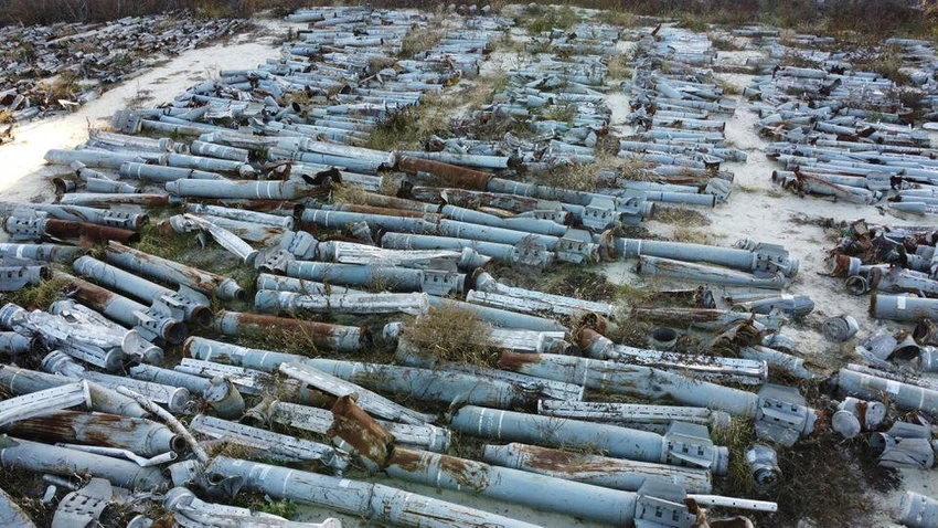 Tàn dư của các rocket Nga bắn vào tỉnh Kharkiv, Ukraine được nhìn thấy vào ngày 29-11. Ảnh: REUTERS