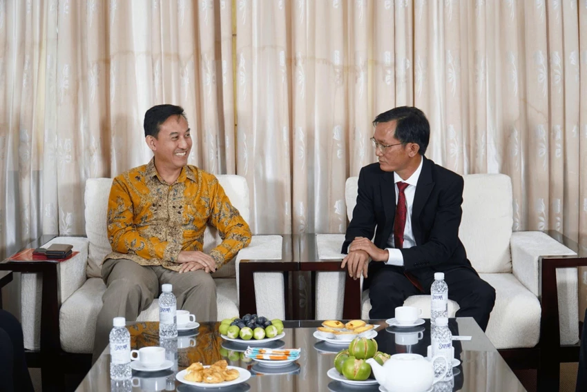 Tổng Lãnh sự Indonesia tại TP.HCM Agustaviano Sofjan (trái) trao đổi với Phó Tổng Biên tập Báo Pháp Luật TP.HCM Nguyễn Đức Hiển trong cuộc gặp. Ảnh: KIM CƯƠNG Tổng Lãnh sự Indonesia tại TP.HCM Agustaviano Sofjan (trái) trao đổi với Phó Tổng Biên tập Báo Pháp Luật TP.HCM Nguyễn Đức Hiển trong cuộc gặp. Ảnh: KIM CƯƠNG