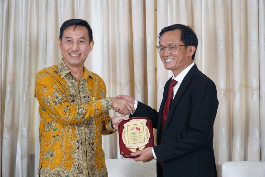 Tổng Lãnh sự Indonesia Agustaviano Sofjan tặng quà lưu niệm cho Báo Pháp Luật TP.HCM. Ảnh: KIM CƯƠNG Tổng Lãnh sự Indonesia Agustaviano Sofjan tặng quà lưu niệm cho Báo Pháp Luật TP.HCM. Ảnh: KIM CƯƠNG