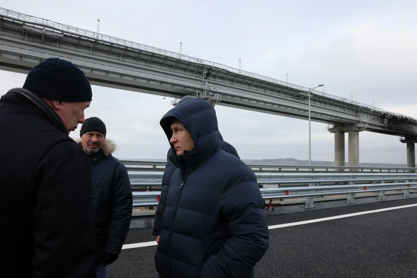 Tổng thống Vladimir Putin thị sát việc sửa chữa cầu Crimea. Ảnh: THE NEW YORK TIMES Tổng thống Vladimir Putin thị sát việc sửa chữa cầu Crimea. Ảnh: THE NEW YORK TIMES