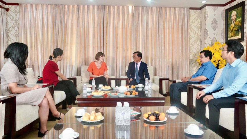 Bà Emily Hamblin cùng các nhân viên lãnh sự Anh đến thăm báo Pháp Luật TP.HCM. Bà Emily Hamblin cùng các nhân viên lãnh sự Anh đến thăm báo Pháp Luật TP.HCM.