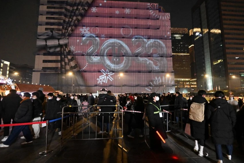 Người dân tập trung ở quảng trường Gwanghwamun, Seoul vào khoảng thời gian cuối cùng của năm 2022. Ảnh: AFP/Jung Yeon-je Người dân tập trung ở quảng trường Gwanghwamun, Seoul vào khoảng thời gian cuối cùng của năm 2022. Ảnh: AFP/Jung Yeon-je