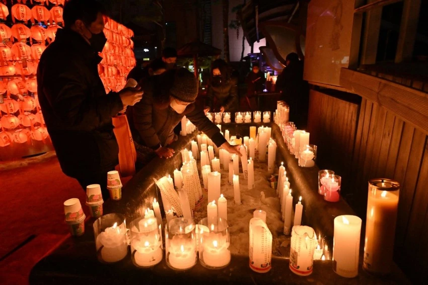 Phật tử thắp nến tại đền Jogye ở Seoul trong lễ mừng năm mới. Ảnh: AFP/Jung Yeon-je Phật tử thắp nến tại đền Jogye ở Seoul trong lễ mừng năm mới. Ảnh: AFP/Jung Yeon-je