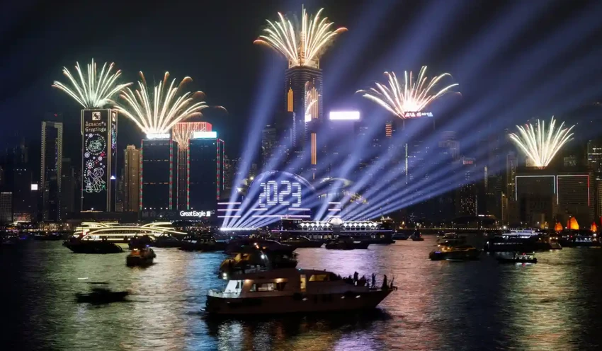 Pháo hoa mừng năm mới 2023 ở cảng Victoria, Hong Kong, Trung Quốc. Ảnh: REUTERS