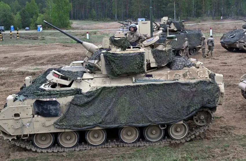 Xe bọc thép M2 Bradley của Mỹ với biệt danh là sát thủ xe tăng. Ảnh: EPA/SHUTTERSTOCK Xe bọc thép M2 Bradley của Mỹ với biệt danh là sát thủ xe tăng. Ảnh: EPA/SHUTTERSTOCK