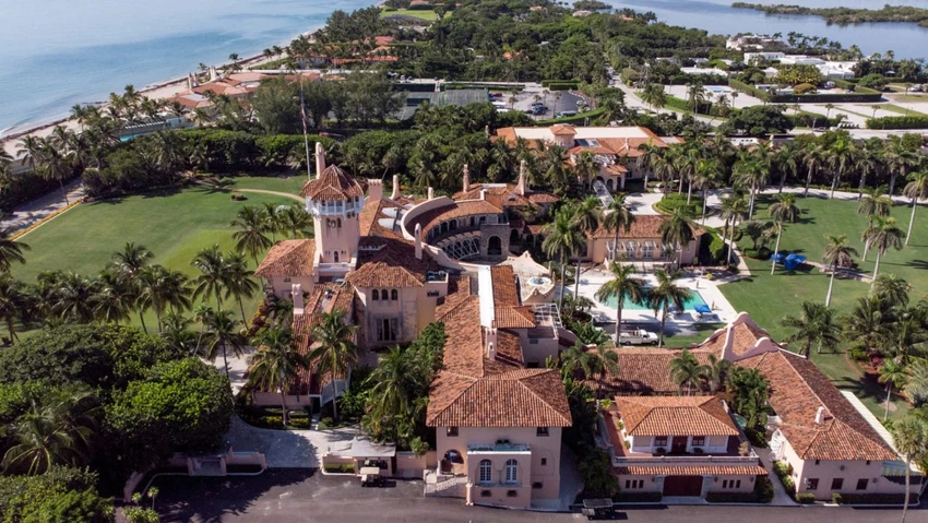 Tư dinh Mar-a-Lago của ông Trump - nơi bị FBI đột kích thu giữ tài liệu mật hồi tháng 8-2022. Ảnh: REUTERS