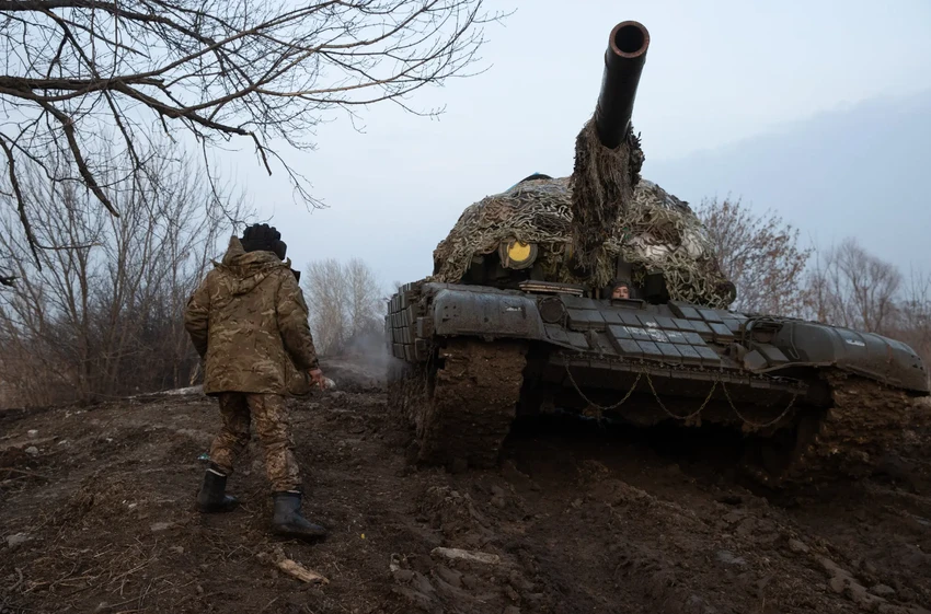 Xe tăng Ukraine ở TP Lyman, tỉnh Donetsk vào tháng 12-2022. Ảnh: THE NEW YORK TIMES Xe tăng Ukraine ở TP Lyman, tỉnh Donetsk vào tháng 12-2022. Ảnh: THE NEW YORK TIMES