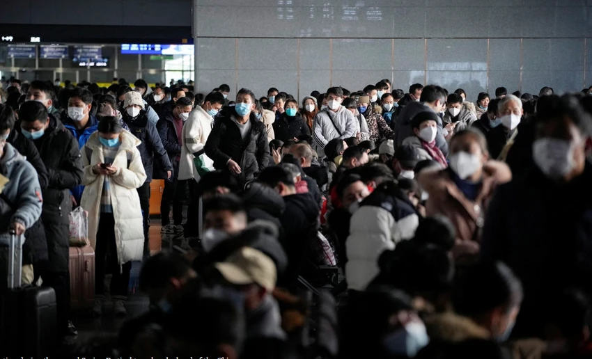 Người dân chờ đợi ở trong một nhà ga tại TP Thượng Hải hôm 16-1-2023. Ảnh: REUTERS Người dân chờ đợi ở trong một nhà ga tại TP Thượng Hải hôm 16-1-2023. Ảnh: REUTERS