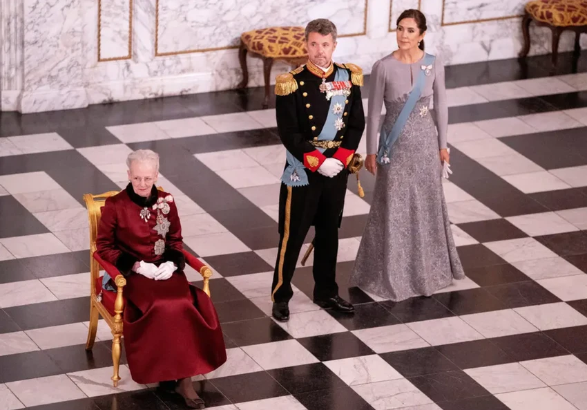 Nữ hoàng Margrethe II (áo đỏ). Ảnh: REUTERS Nữ hoàng Margrethe II (áo đỏ). Ảnh: REUTERS