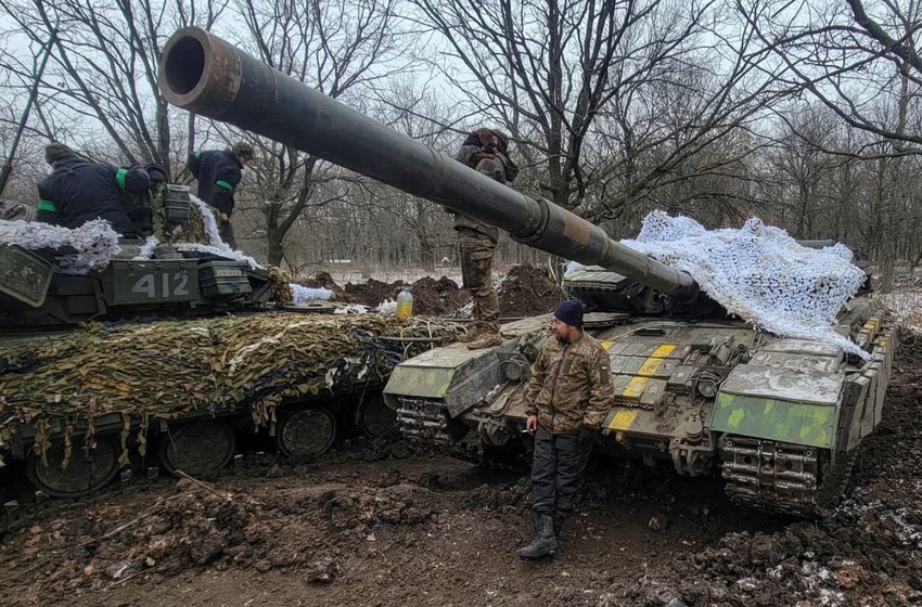 Lính Ukraine đứng bên chiếc xe tăng ở TP Bakhmut, tỉnh Donetsk hôm 13-1-2023. Ảnh: REUTERS