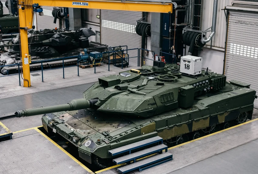 Xe tăng Leopard 2 trong nhà máy tại TP Munich, Đức. Ảnh: THE NEW YORK TIMES Xe tăng Leopard 2 trong nhà máy tại TP Munich, Đức. Ảnh: THE NEW YORK TIMES