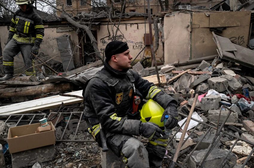 Lính cứu hộ làm việc tại khu vực bị pháo kích ở Kramatorsk hôm 2-2. Ảnh: THE NEW YORK TIMES Lính cứu hộ làm việc tại khu vực bị pháo kích ở Kramatorsk hôm 2-2. Ảnh: THE NEW YORK TIMES