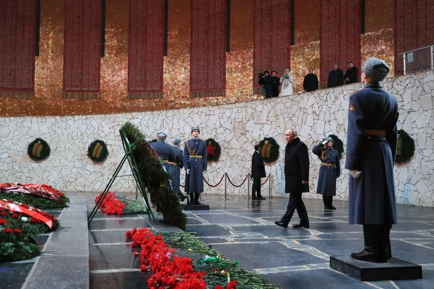 Tổng thống Nga Vladimir Putin thăm khu tưởng niệm những người lính đã ngã xuống trong trận chiến Stalingrad. Ảnh: SPUTNIK Tổng thống Nga Vladimir Putin thăm khu tưởng niệm những người lính đã ngã xuống trong trận chiến Stalingrad. Ảnh: SPUTNIK