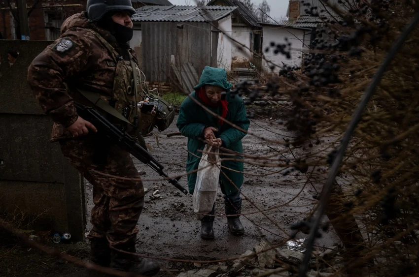 Người dân nhận thức ăn từ lính Ukraine ở TP Bakhmut hồi tháng 1-2023. Ảnh: THE NEW YORK TIMES Người dân nhận thức ăn từ lính Ukraine ở TP Bakhmut hồi tháng 1-2023. Ảnh: THE NEW YORK TIMES