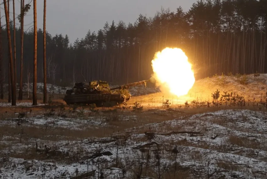 Xe tăng Ukraine bắn vào các vị trí của Nga gần TP Kreminna, tỉnh Luhansk hồi tháng 1. Ảnh: AFP Xe tăng Ukraine bắn vào các vị trí của Nga gần TP Kreminna, tỉnh Luhansk hồi tháng 1. Ảnh: AFP