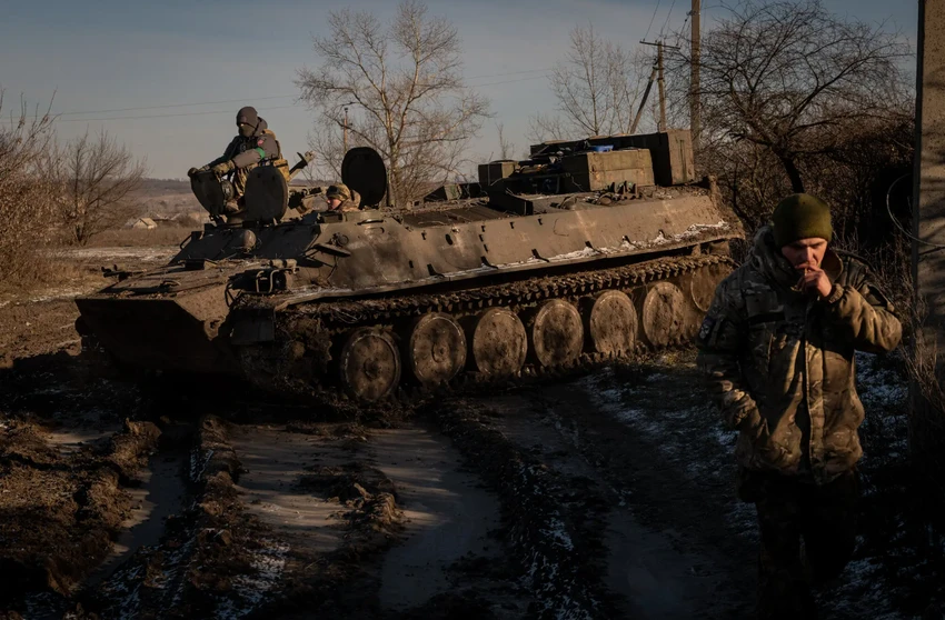 Lính Ukraine ở gần Kreminna hồi tháng 1. Ảnh: THE NEW YORK TIMES Lính Ukraine ở gần Kreminna hồi tháng 1. Ảnh: THE NEW YORK TIMES