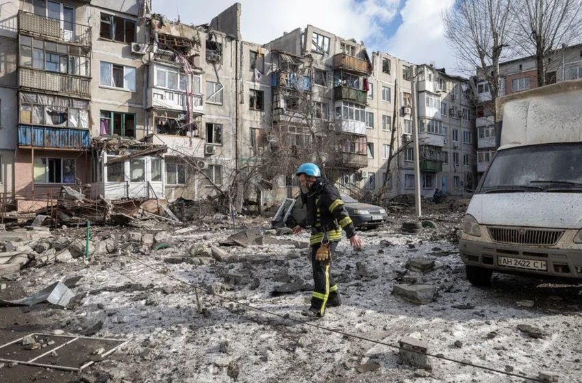 Một khu dân cư bị hư hại do pháo kích ở tỉnh Donetsk vào ngày 15-2. Ảnh: REUTERS Một khu dân cư bị hư hại do pháo kích ở tỉnh Donetsk vào ngày 15-2. Ảnh: REUTERS