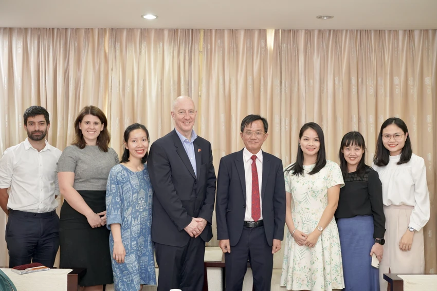 Ông Mark Kent, đại diện Đại sứ quán, Lãnh sự quán Anh chụp ảnh lưu niệm cùng lãnh đạo và nhân viên báo Pháp Luật TP.HCM. Ảnh: MINH HOÀNG