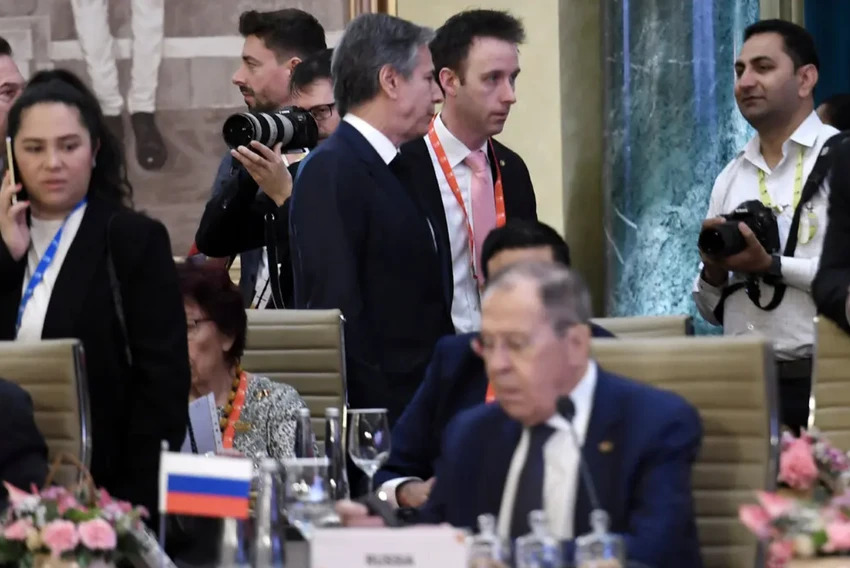 Ngoại trưởng Mỹ Antony Blinken (đứng) và người đồng cấp Nga Sergey Lavrov (ngồi) tại hội nghị Ngoại trưởng G20. Ảnh: OLIVIER DOULIERY