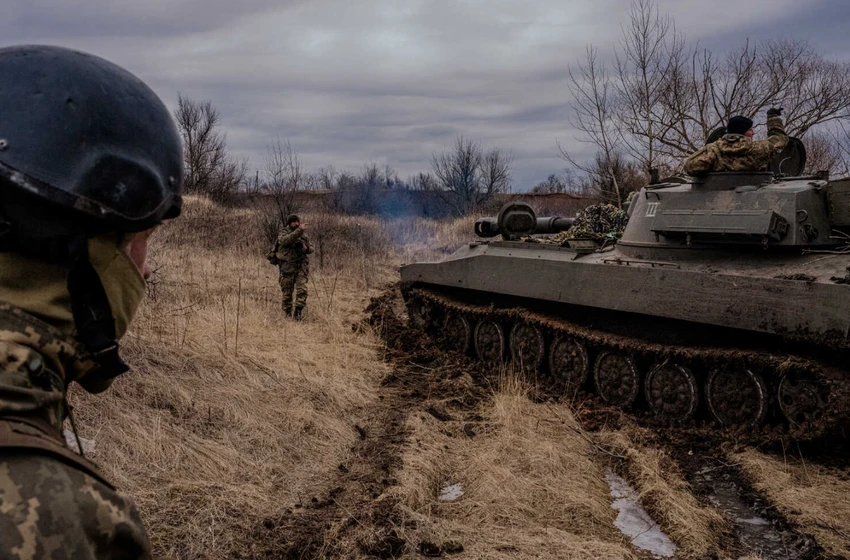Lính Ukraine ở gần TP Bakhmut. Ảnh: THE NEW YORK TIMES