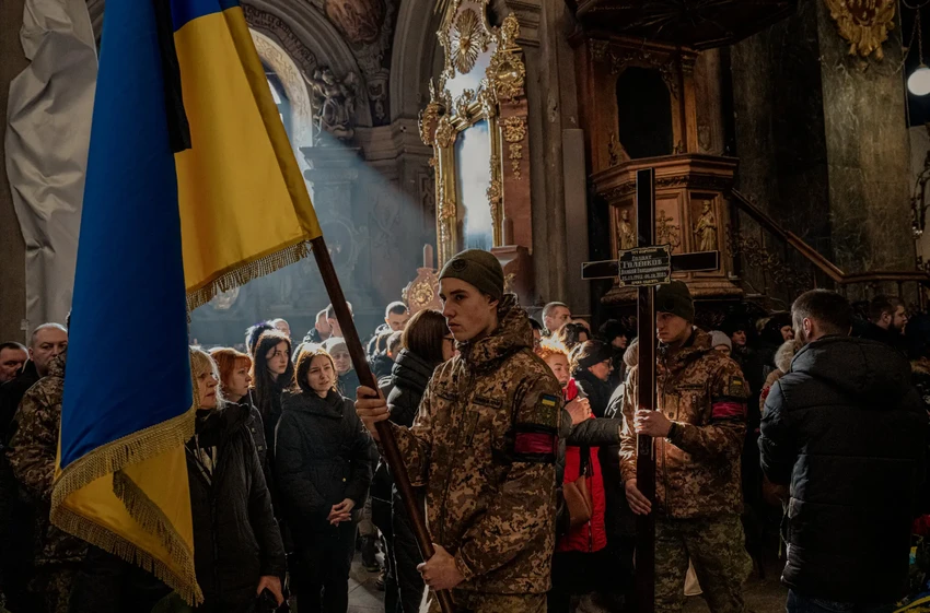 Lễ tang của hai người lính Ukraine đã hy sinh ở Bakhmut được tổ chức tại TP Lviv hồi tháng 2. Ảnh: THE NEW YORK TIMES Lễ tang của hai người lính Ukraine đã hy sinh ở Bakhmut được tổ chức tại TP Lviv hồi tháng 2. Ảnh: THE NEW YORK TIMES