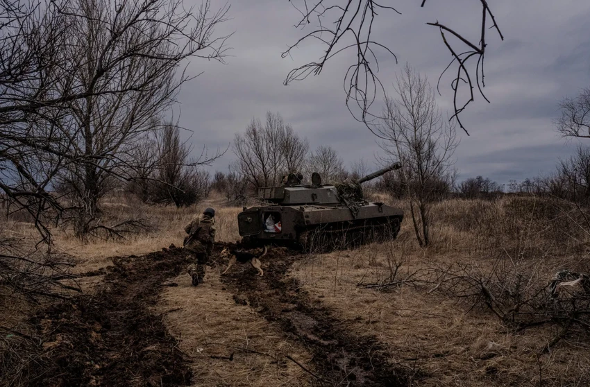 Lính Ukraine ở gần Bakhmut hôm 2-3. Ảnh: THE NEW YORK TIMES Lính Ukraine ở gần Bakhmut hôm 2-3. Ảnh: THE NEW YORK TIMES