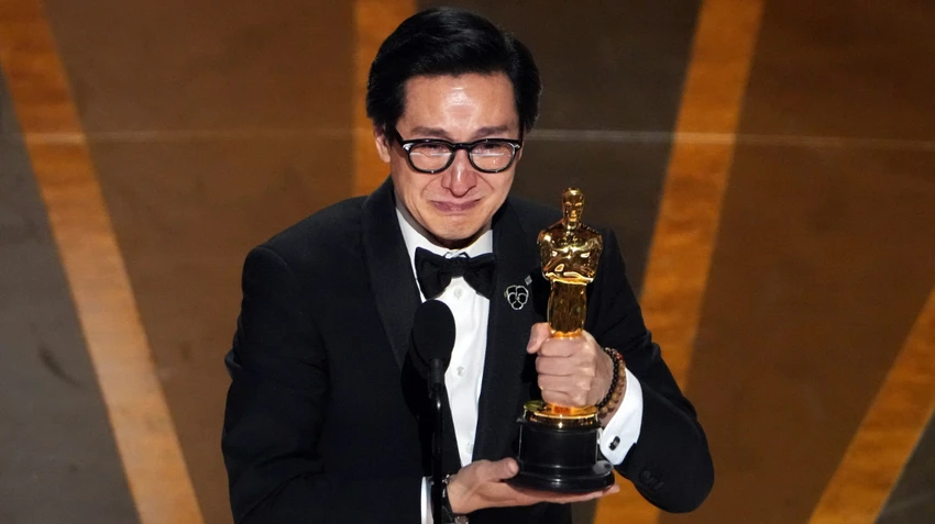 Quan Kế Huy xúc động trong lễ nhận giải Oscar. Ảnh: THE NEW YORK TIMES Quan Kế Huy xúc động trong lễ nhận giải Oscar. Ảnh: THE NEW YORK TIMES