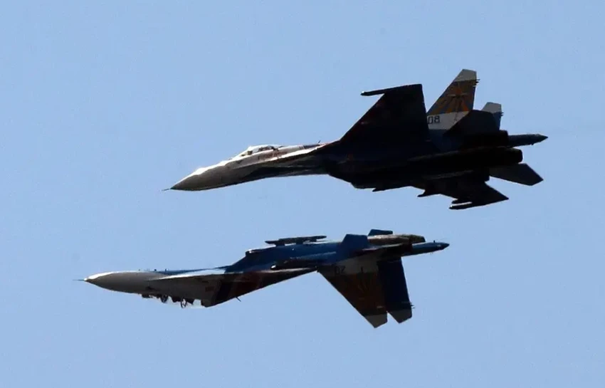 Tiêm kích Su-27 Nga trong một cuộc diễu binh ở TP St. Petersburg. Ảnh: EPA Tiêm kích Su-27 Nga trong một cuộc diễu binh ở TP St. Petersburg. Ảnh: EPA