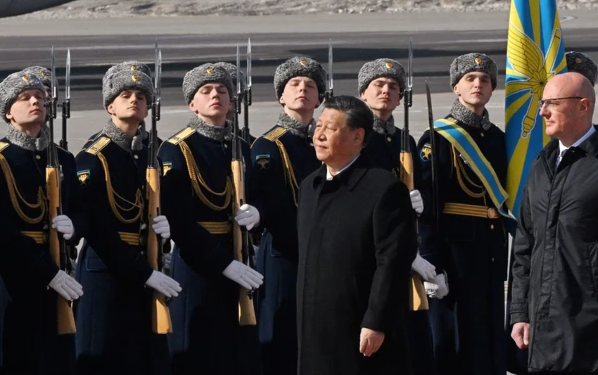 Chủ tịch Trung Quốc Tập Cận Bình và Phó Thủ tướng Nga Dmitry Chernyshenko tại sân bay Vnukovo. Ảnh: REUTERS Chủ tịch Trung Quốc Tập Cận Bình và Phó Thủ tướng Nga Dmitry Chernyshenko tại sân bay Vnukovo. Ảnh: REUTERS