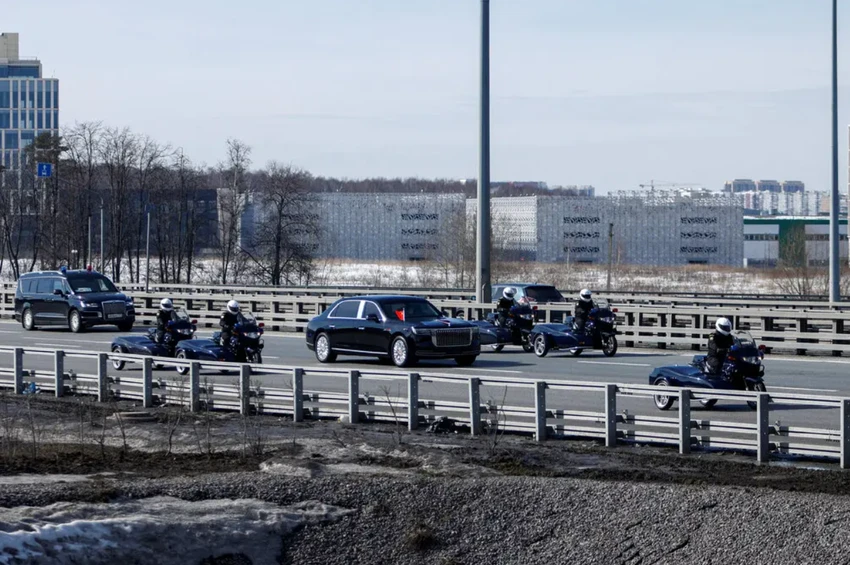 Đoàn xe an ninh hộ tống ông Tập từ sân bay về Điện Kremlin. Ảnh: REUTERS Đoàn xe an ninh hộ tống ông Tập từ sân bay về Điện Kremlin. Ảnh: REUTERS