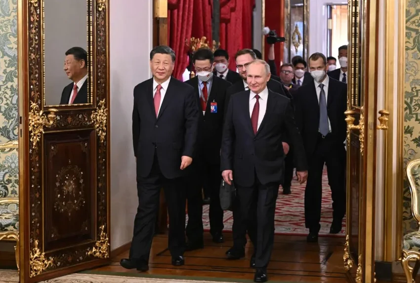 Ông Tập và ông Putin bước vào phòng hội đàm ngày 21-3. Ảnh: AFP Ông Tập và ông Putin bước vào phòng hội đàm ngày 21-3. Ảnh: AFP