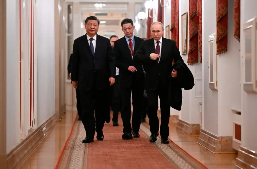 Tổng thống Nga Vladimir Putin (phải) và Chủ tịch Trung Quốc Tập Cận Bình sau cuộc gặp tối ngày 20-3. Ảnh: SPUTNIK Tổng thống Nga Vladimir Putin (phải) và Chủ tịch Trung Quốc Tập Cận Bình sau cuộc gặp tối ngày 20-3. Ảnh: SPUTNIK