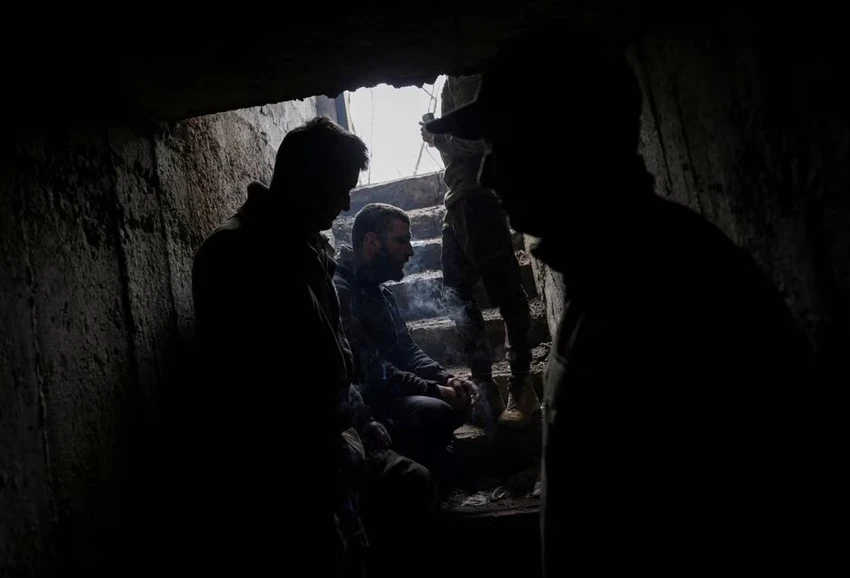 Lính Ukraine trú ẩn trong hầm chờ pháo kích Nga "hạ nhiệt" vào ngày 29-3 tại Bakhmut. Ảnh: REUTERS