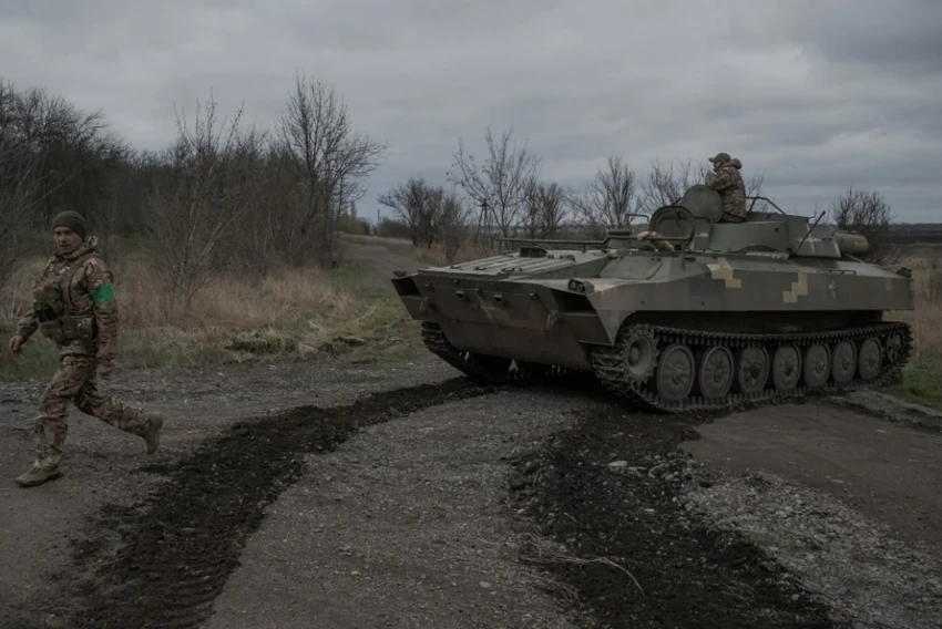 Một phương tiện bọc thép rà phá bom mìn mà Ukraine thu được từ quân đội Nga. Ảnh: THE NEW YORK TIMES Một phương tiện bọc thép rà phá bom mìn mà Ukraine thu được từ quân đội Nga. Ảnh: THE NEW YORK TIMES